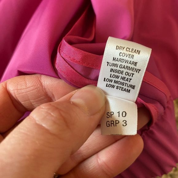 ✨ST. JOHN Hot Magenta 💕 Windbreaker Jacket Women’s Medium [M] Gold Details EUC✨ - Picture 12 of 16